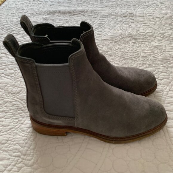 Clarks Shoes - Clarks Women's Clarkdale Arlo Grey Suede Pull-On Boots | SIZE 5•1/2